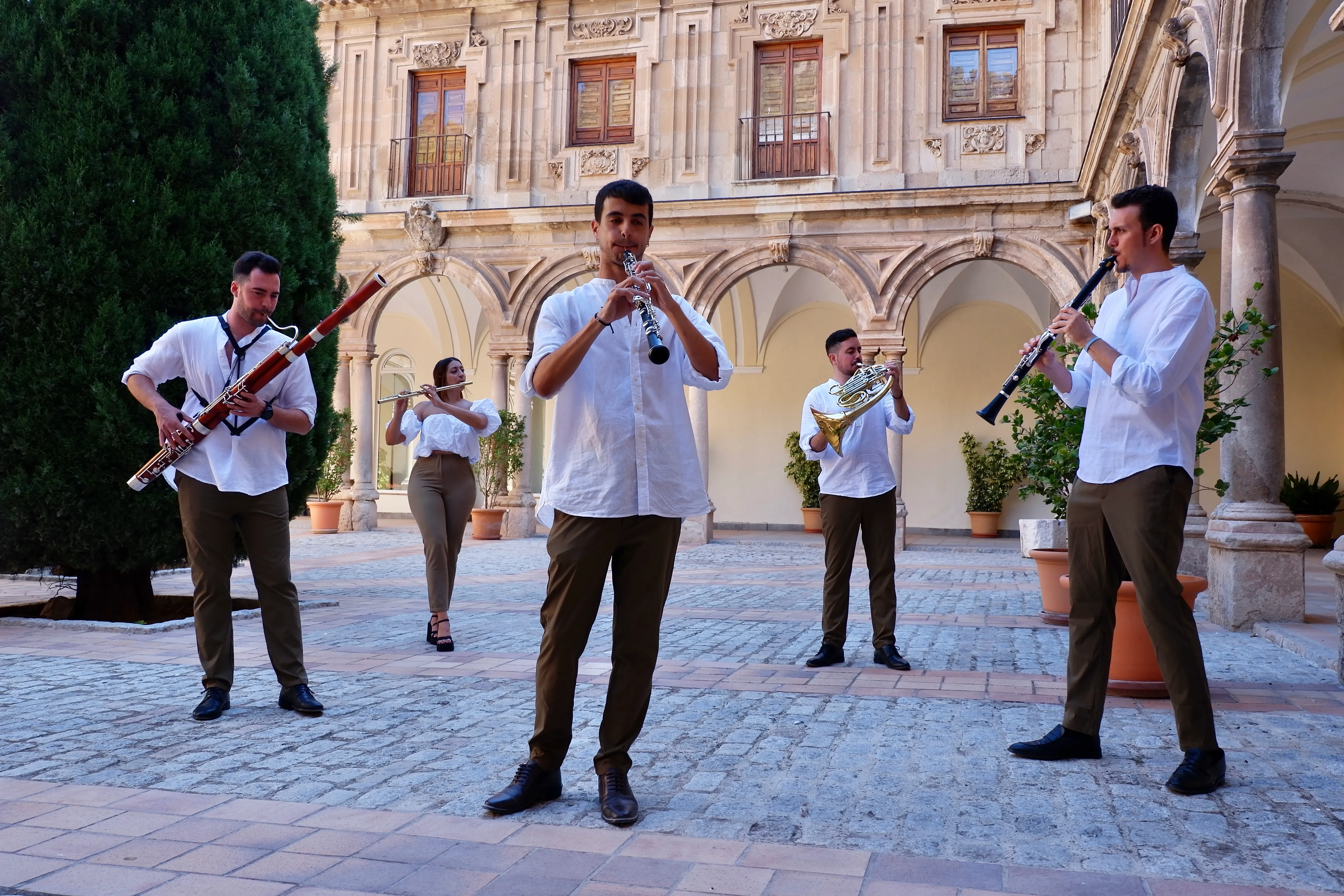 Los músicos de Zayt Ensemble actuando al aire libre en el patio de un edificio histórico