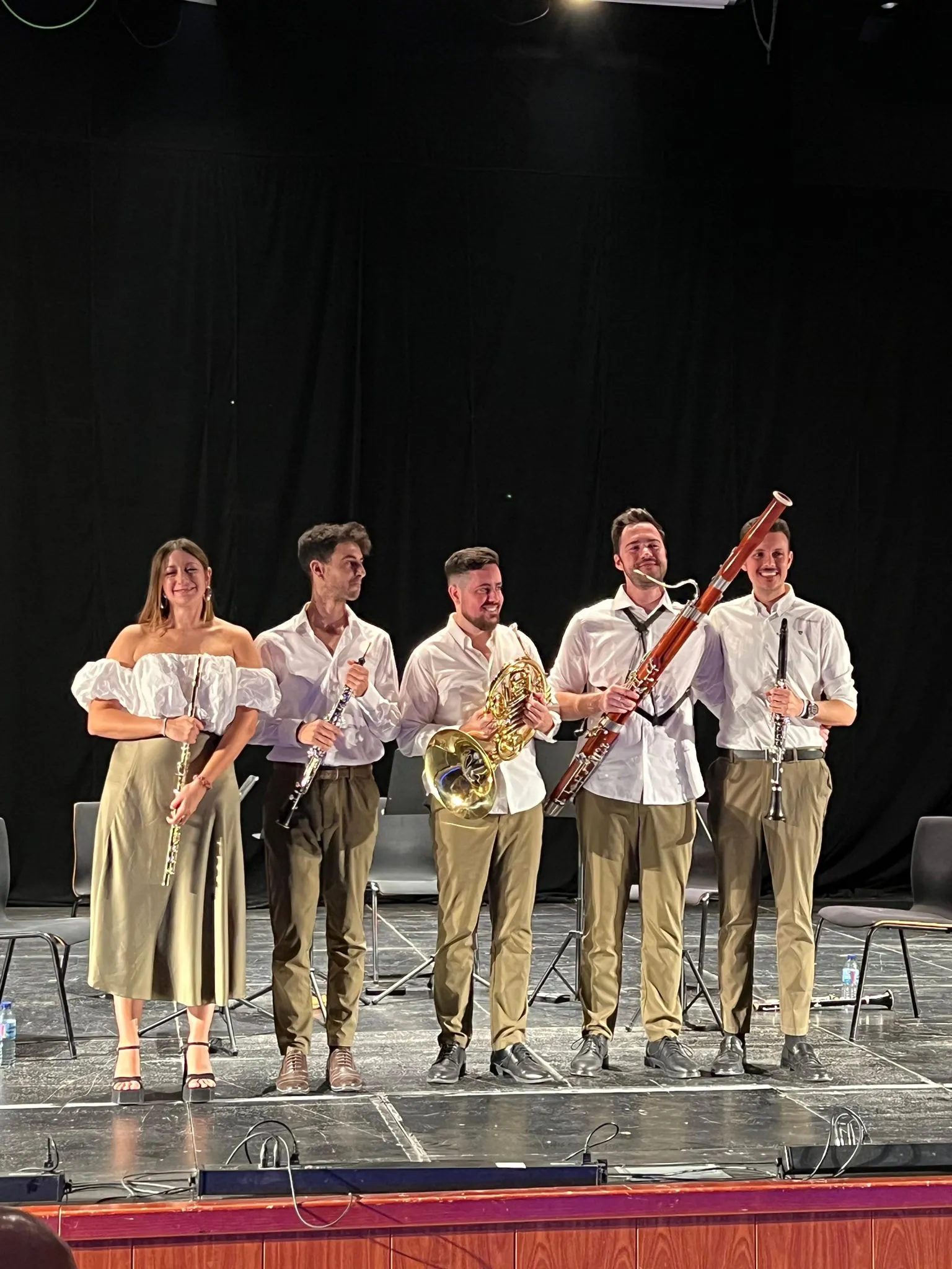 Zayt Ensemble saludando al público sobre el escenario tras un concierto