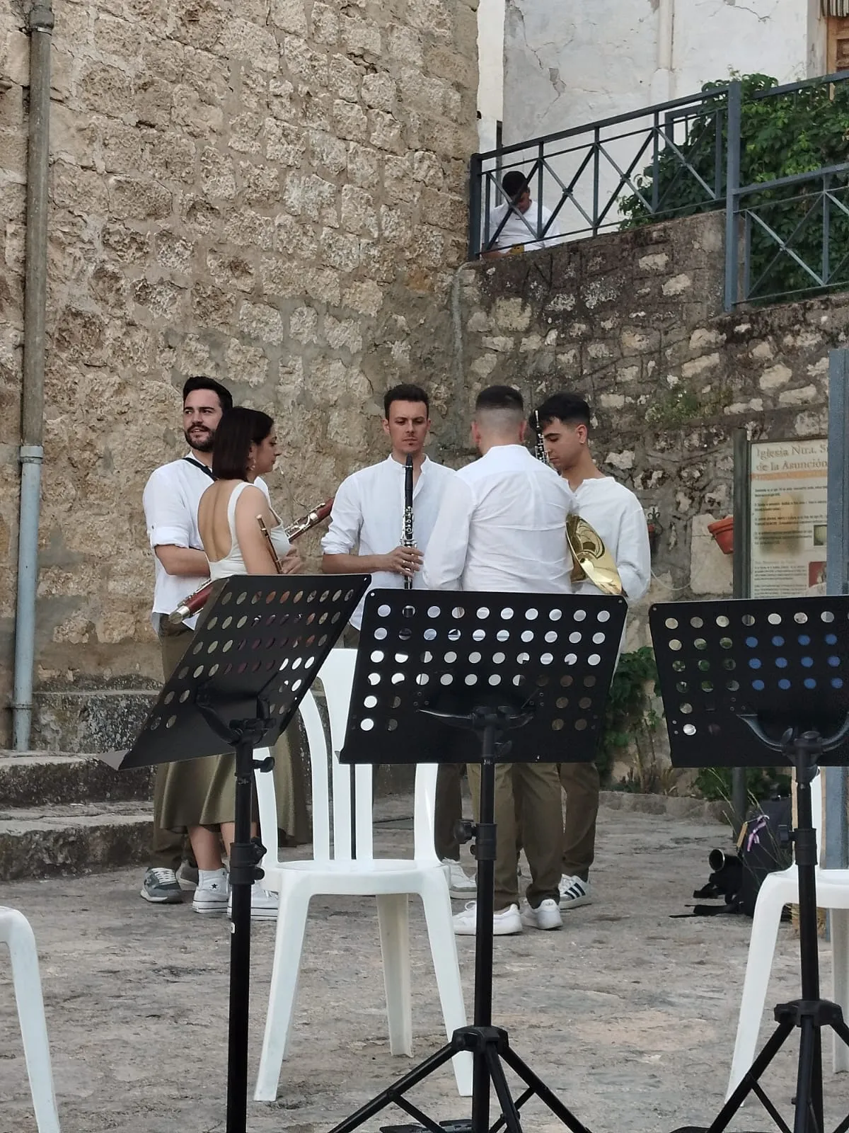 Los músicos de Zayt Ensemble preparando sus instrumentos en una calle antes de una actuación