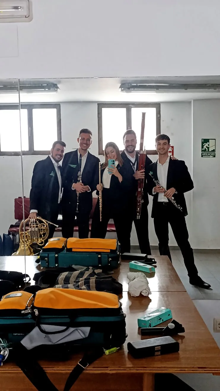 Los músicos de Zayt Ensemble haciéndose una foto de grupo entre bambalinas antes de un concierto