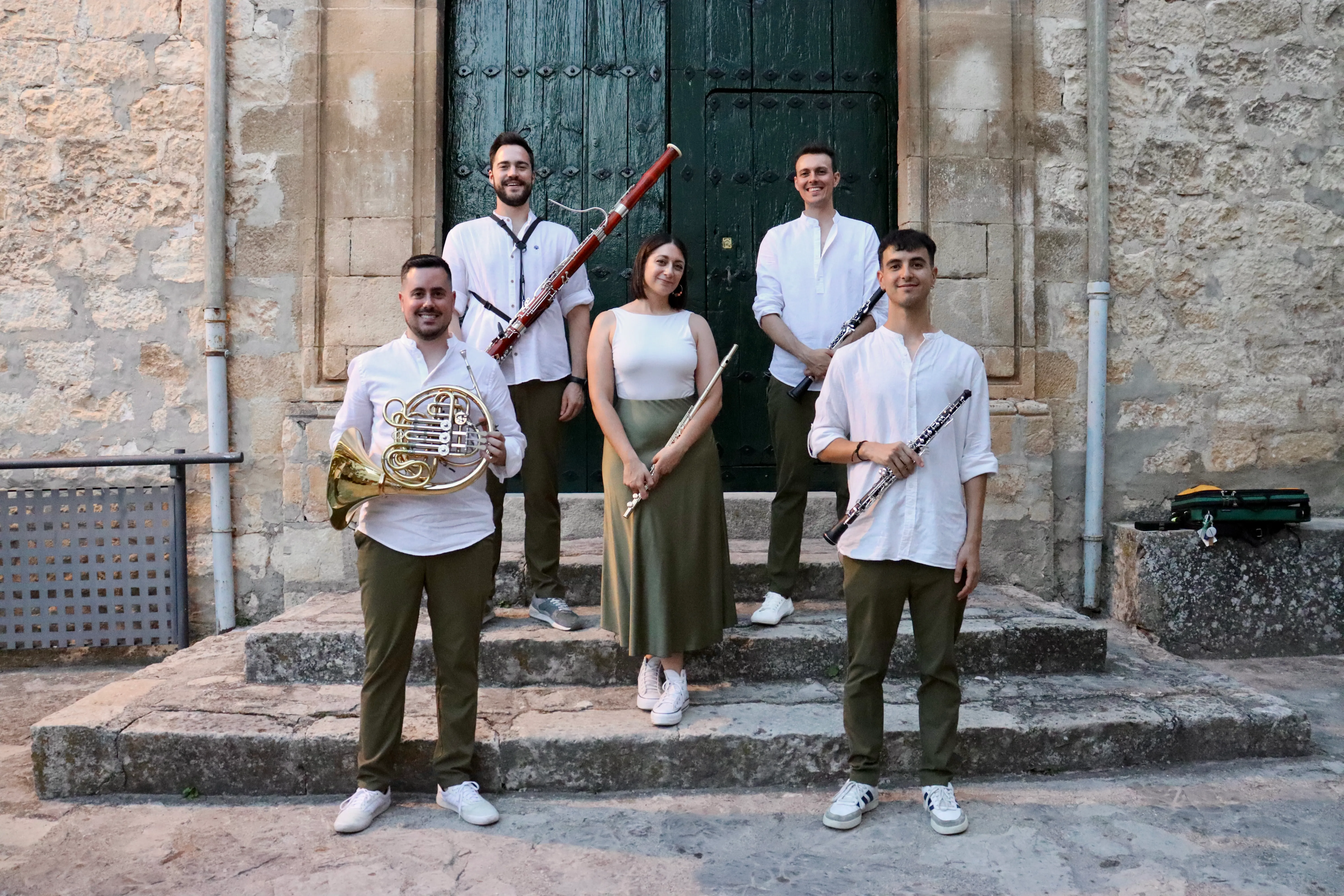 Zayt Ensemble reunido en el claustro de un edificio histórico con sus instrumentos de viento