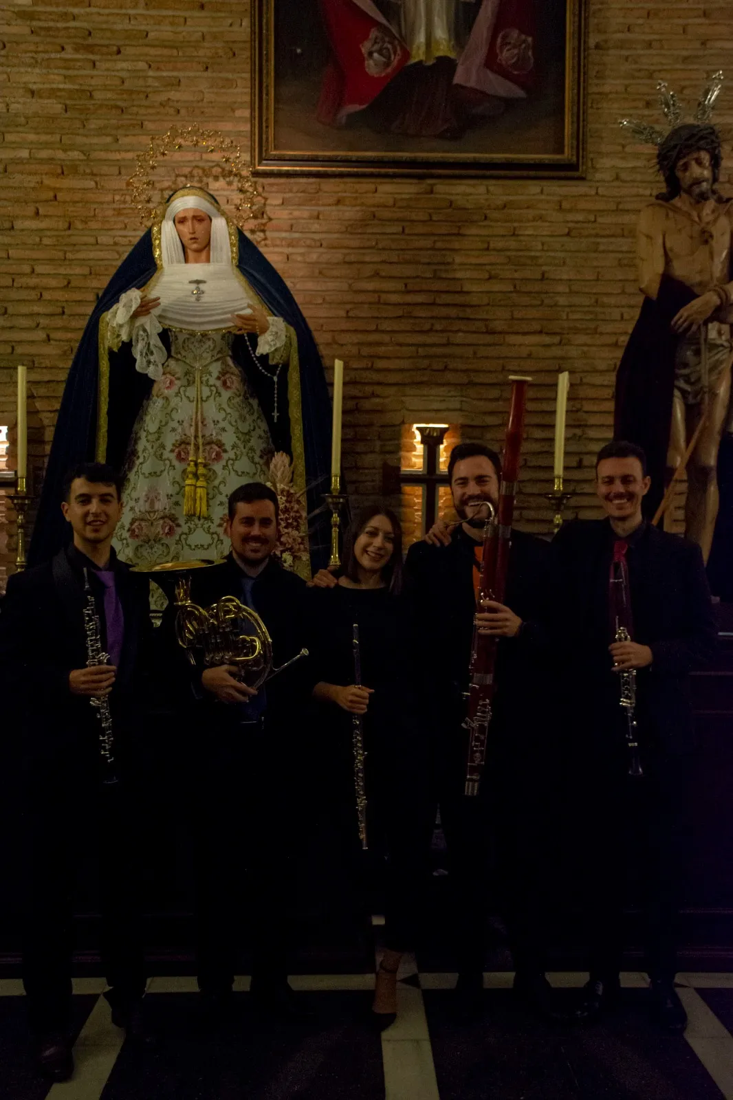 Zayt Ensemble posando con sus instrumentos junto a las imágenes de una iglesia