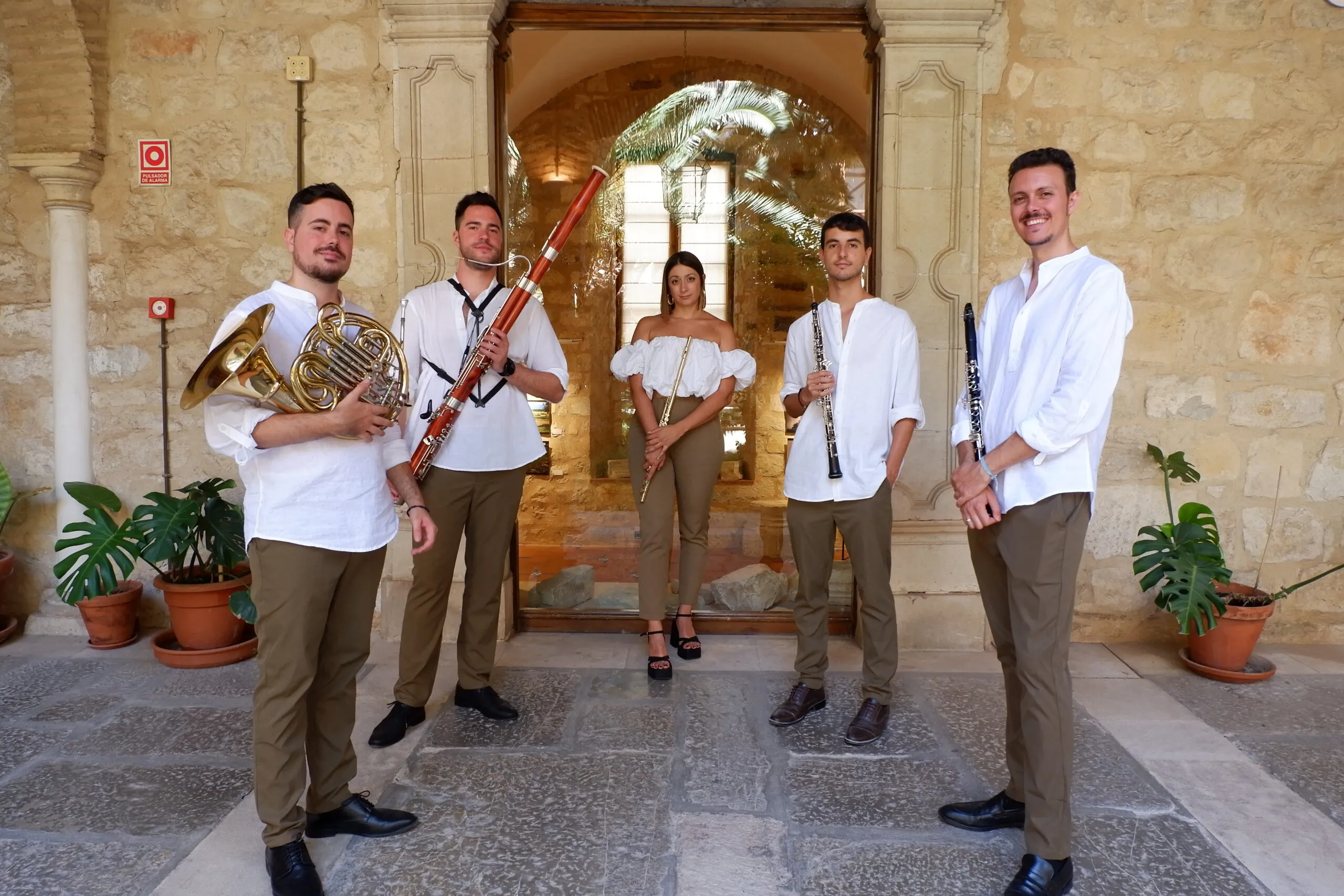 Los cinco músicos de Zayt Ensemble posando con sus instrumentos de viento